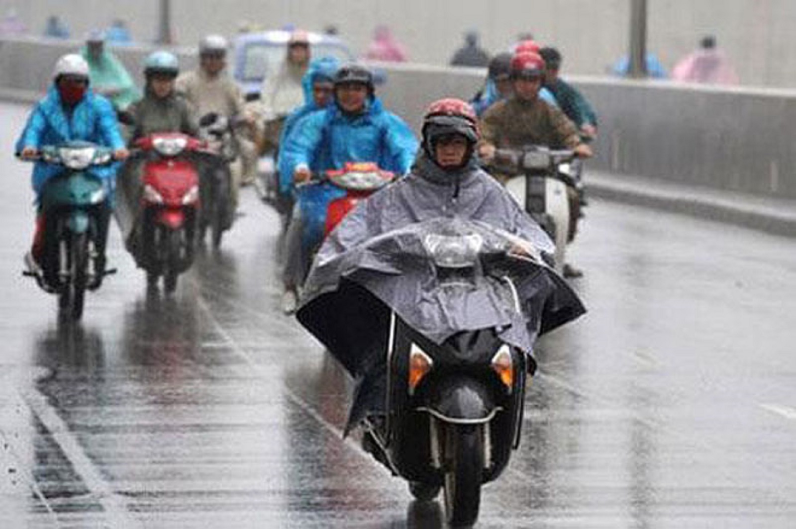 Xe máy đi ngoài mưa và những cách bảo quản 