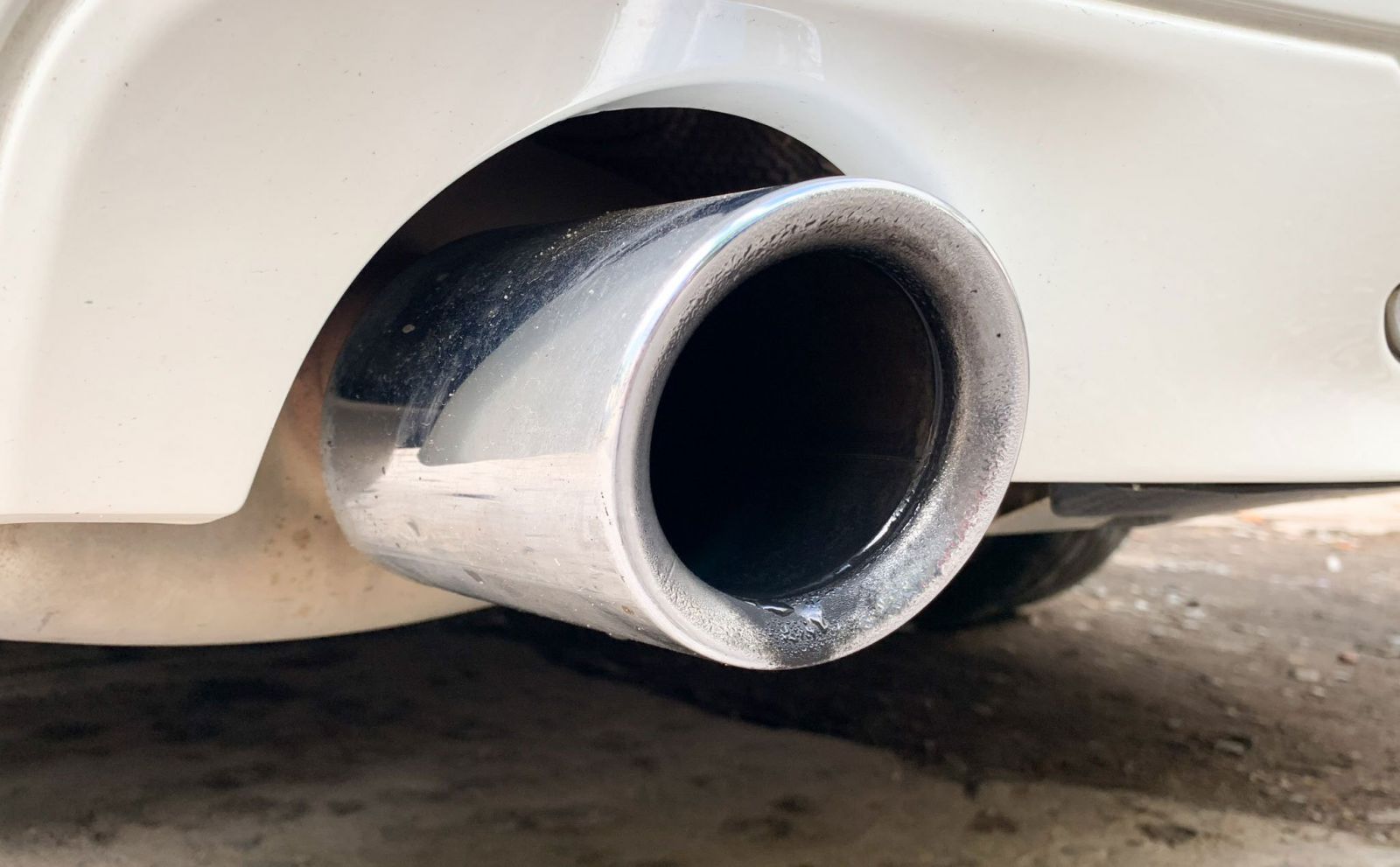Nguyên nhân tại sao ống xả ô tô có nước